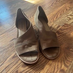 Heeled Sandals With One Side